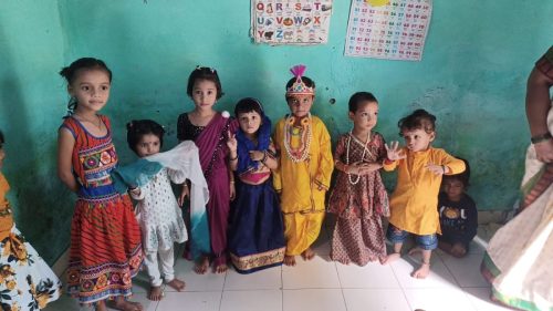 Gopal Kala with Aaganwadi children.