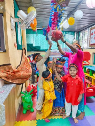  Gopal Kala with Aaganwadi children.